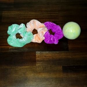 GIRLS SCRUNCHI SET INCLUDES FREE BATH BOMB